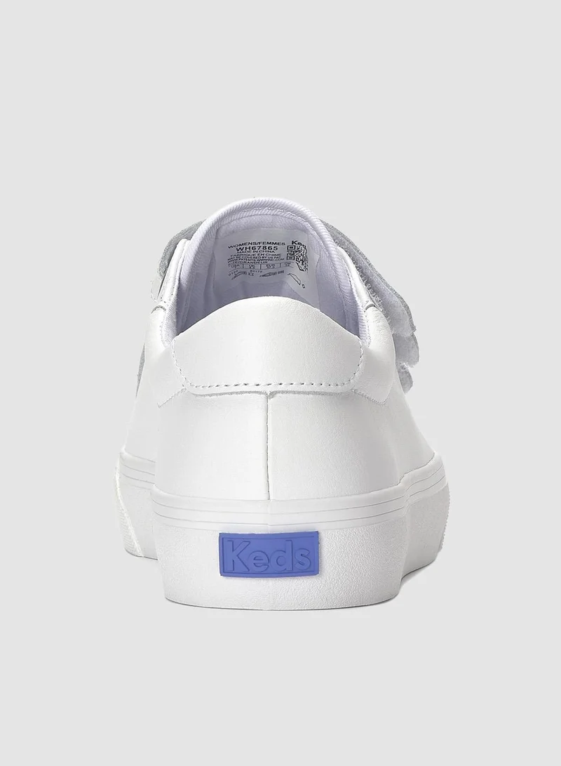 كيدز كيدز حذاء رياضي نسائي جلد أبيض